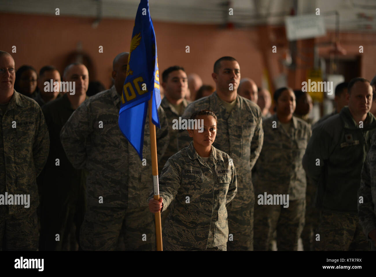 WESTHAMPTON BEACH, NY - Le Sergent-chef Michael Hewson T accepte le poste de chef du Commandement de la Master Sergeant 106e Escadre de sauvetage sur Décembre3rd, 2016. (Garde nationale aérienne des États-Unis / Personnel Sergeat Christopher Muncy / relâché) Banque D'Images