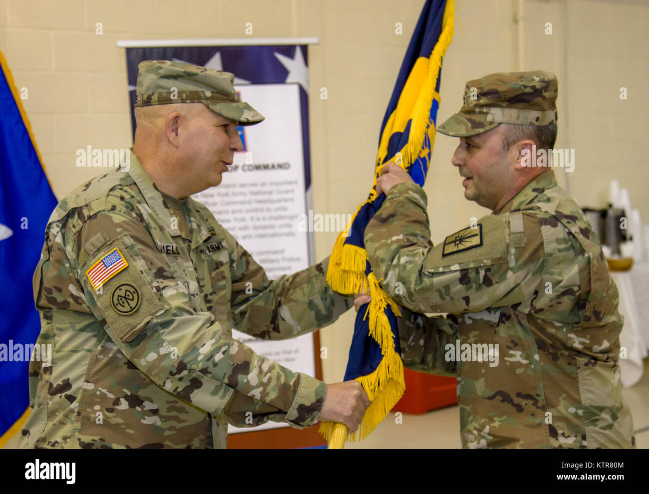 Le colonel Michel A. Natali, le nouveau commandant de la Garde Nationale de New York's 53e commandement de troupes, accepte le guidon de Brig. Le général Raymond Shields symbolisant le transfert de commandement au camp Smith, N.Y., le 3 décembre 2016. Natali, l'ancien commandant adjoint, a pris le commandement de plus de 4 000 soldats affectés à la 53e commandement de troupes (TC) de Brig. Le général Michael Swezey. La 53e TC est composé d'ingénieurs de combat, la police militaire, des explosifs et munitions, de soutien et de logistique, et le signal à travers l'État de New York. (U.S. La Garde nationale de l'armée photo par le Sgt. Harley Jelis) Banque D'Images