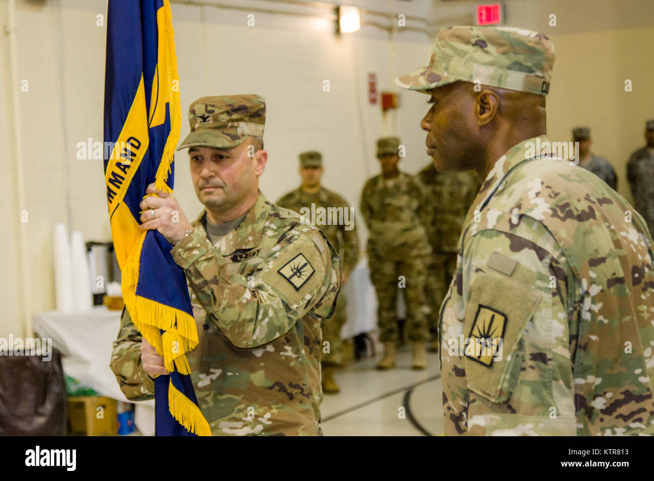 Le colonel Michel A. Natali, le nouveau commandant de la Garde Nationale de New York's 53e commandement de troupes, accepte le guidon symbolisant le transfert de commandement au camp Smith, N.Y., le 3 décembre 2016. Natali, l'ancien commandant adjoint, a pris le commandement de plus de 4 000 soldats affectés à la 53e commandement de troupes (TC) de Brig. Le général Michael Swezey. La 53e TC est composé d'ingénieurs de combat, la police militaire, des explosifs et munitions, de soutien et de logistique, et le signal à travers l'État de New York. (U.S. La Garde nationale de l'armée photo par le Sgt. Harley Jelis) Banque D'Images