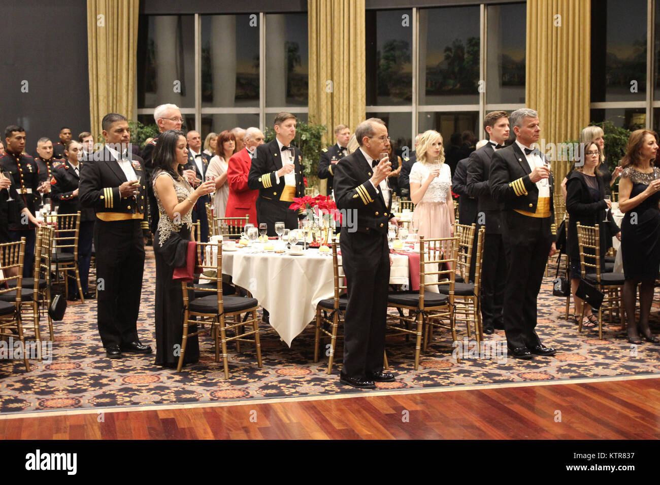 Le 3 décembre 2016, le New York Guard et Milice navale de New York ont tenu leur gala de fin d'année, à l'ouest du Club Point à West Point (New York), l'événement a été suivi par l'adjudant général adjoint Raymond BG, boucliers, avec des divertissements offerts par la bande et un OUS NYG Show. Photos par la CPS Zach Perkins/ New York Guard/relâché Banque D'Images