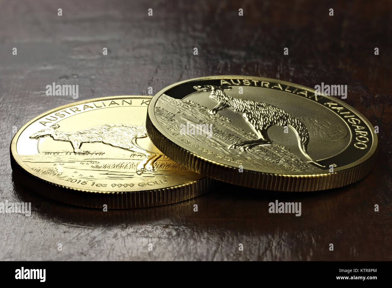 1 onces de kangourou australien Gold Bullion coins sur fond de bois Banque D'Images