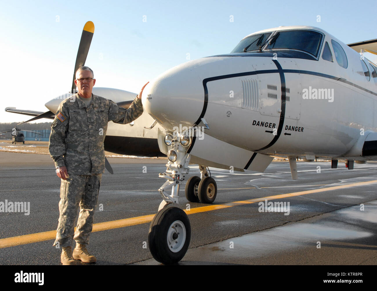 La Garde Nationale de New York l'Adjudant chef Robert Wold pose avec l'un New York Army National Guard C12 il pilote l'avion sur son "dernier vol militaire traditionnelle" à la facilité de soutien d'aviation de l'armée dans la région de Latham, NY Le 21 décembre. Wold, un vétéran de la guerre de l'Iraq et de l'Armée de l'aviator avec plus de 5 400 heures de vol dans de nombreux aéronefs, prend sa retraite en janvier après 40 ans de service militaire. Lui et sa femme Cheryl résident actuellement dans la région de Ballston Spa, N.Y. (U.S. La Garde nationale de l'armée photo par le Sgt. Raymond Drumsta/libérés) Banque D'Images