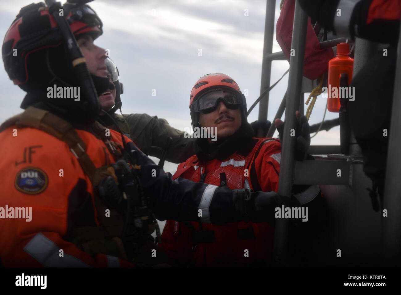 HAMPTON BAYS, NY - 101e Escadron de sauvetage avec les aviateurs et 103e Escadron de sauvetage conduite formation treuil avec United States Coastguardsmen à partir de la gare de La Garde côtière des États-Unis le 22 décembre 2016 Shinnecock. Au cours de cette formation, des anges gardiens à partir de la 103ème RQS ont été abaissées d'un palan via HH-60 Pavehawk sur le pont du hacheur. Après cela, l'aéronef a pratiqué l'abandon et l'enlèvement des litières patient, avant de hisser les anges gardiens sauvegarder et retourner à la base. (Garde nationale aérienne des États-Unis / Le sergent Christopher S. Muncy / relâché) Banque D'Images