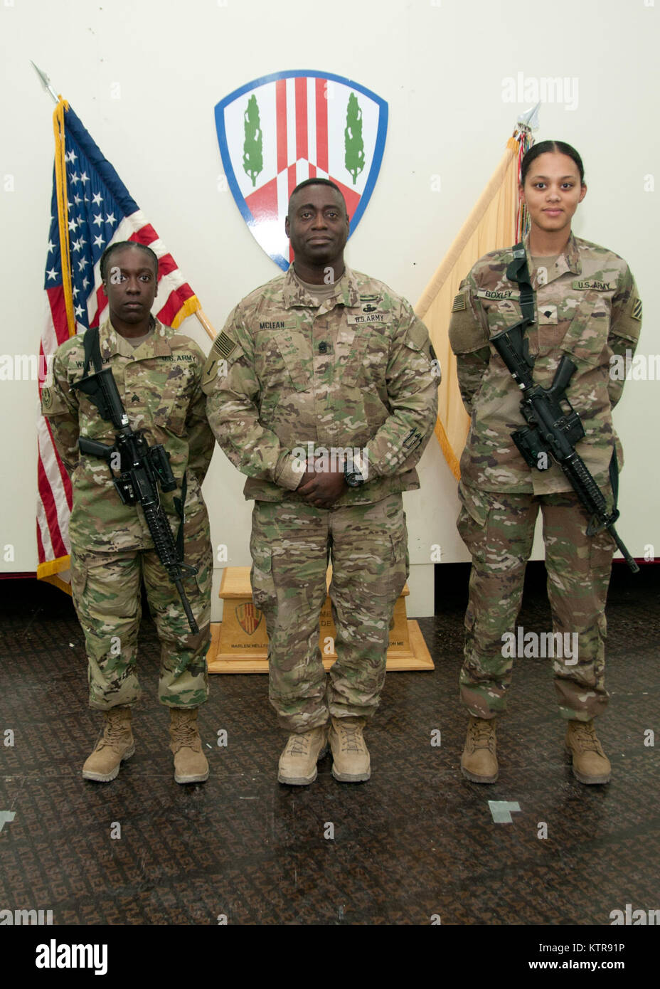 Le Sgt commande. Le major Anthony Mclean (centre), premier conseiller de l'enrôle 369e brigade de maintien en puissance, pose avec le Sgt. Shalisha Whitaker (à gauche) et de la CPS. Ashley Boxley (à droite), de la 632e compagnie de maintenance de service, pour avoir remporté la 369e Brigade de soutien et sous-officier Soldat du trimestre, respectivement, au Camp Arifjan, au Koweït , le 4 janvier 2017. Des soldats de la brigade et ses bataillons subordonnés ont concouru pour une chance de continuer à la 1ère commande Soutien Théâtre soldat et sous-officier du trimestre. (U.S. Photo de l'armée par le Sgt. Jeremy Bratt) Banque D'Images