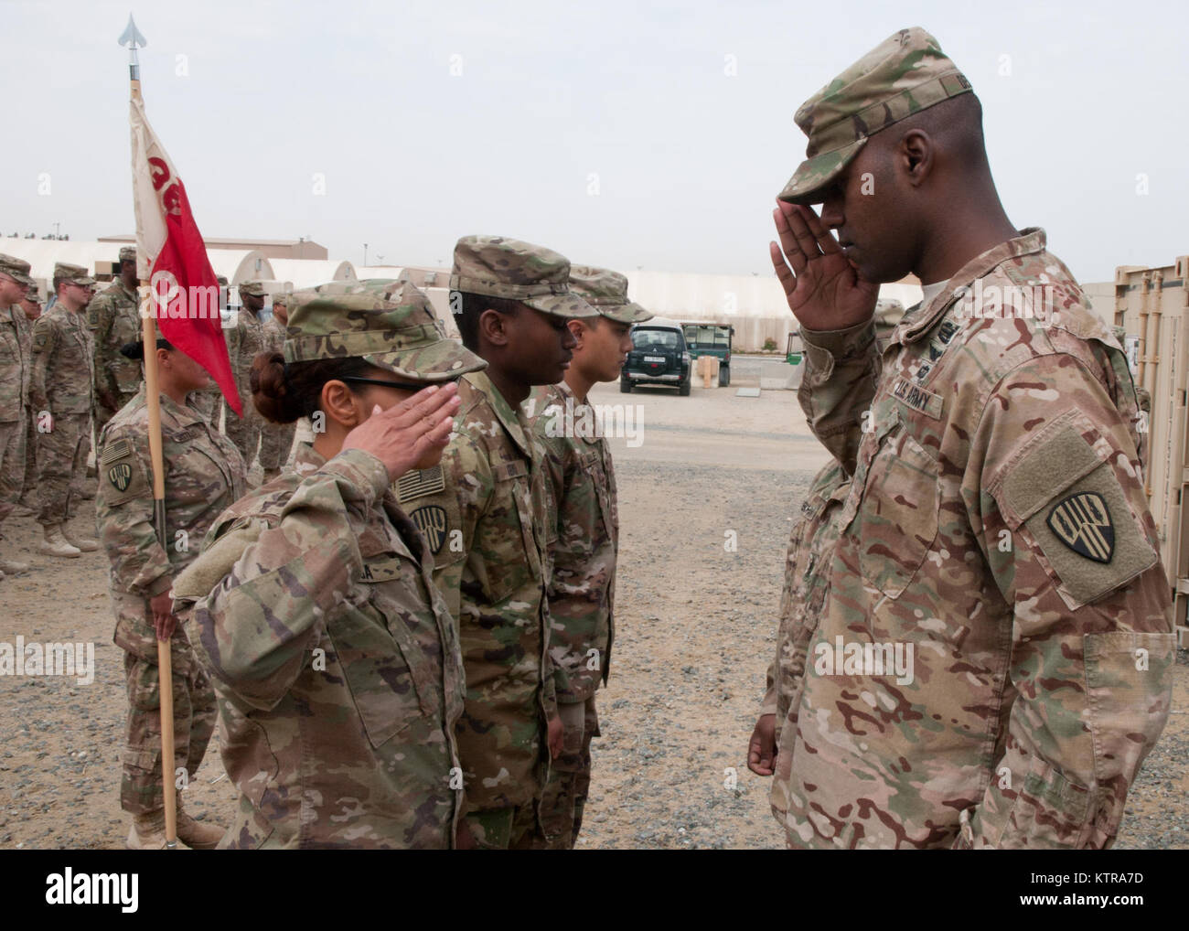 Orquieda Rosa est promu au grade de caporal par le capitaine Odelle despote, commandant du 369ème HHC, lors d'une cérémonie au camp Arifjan, au Koweït le 23 février 2017. Banque D'Images