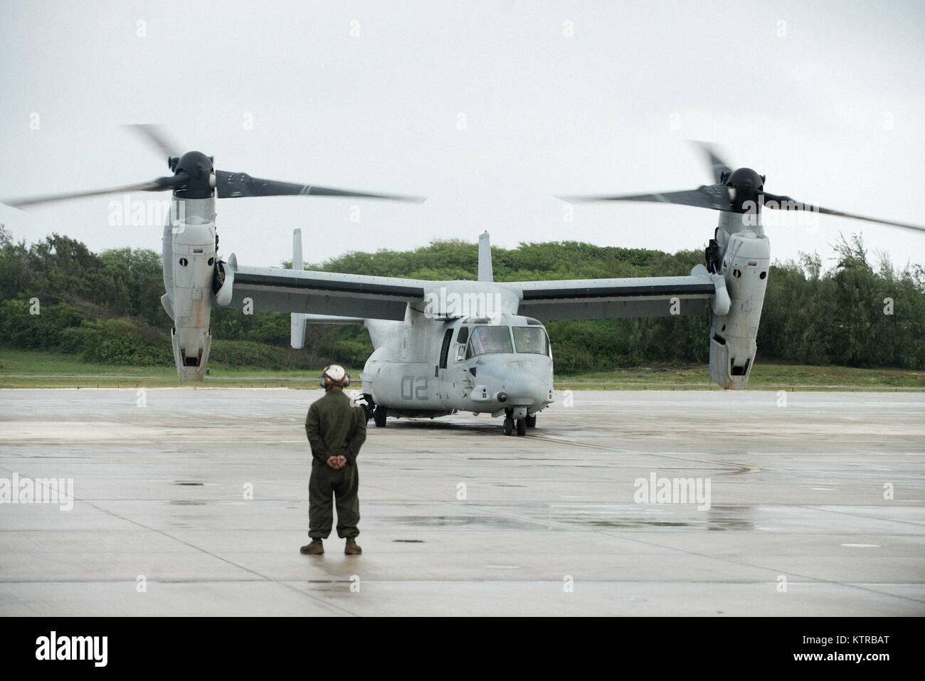 Aviateurs marins provenant du VMM-268 Flying V-22 Osprey tilt-rotor appareils volent à partir de la Base du Corps des Marines à l'Hawaii Barking Sands Missile Range Installation dans Kuaui, le 9 mars 2017. Photo de la Garde nationale américaine par le sergent. Christopher S. Muncy Banque D'Images