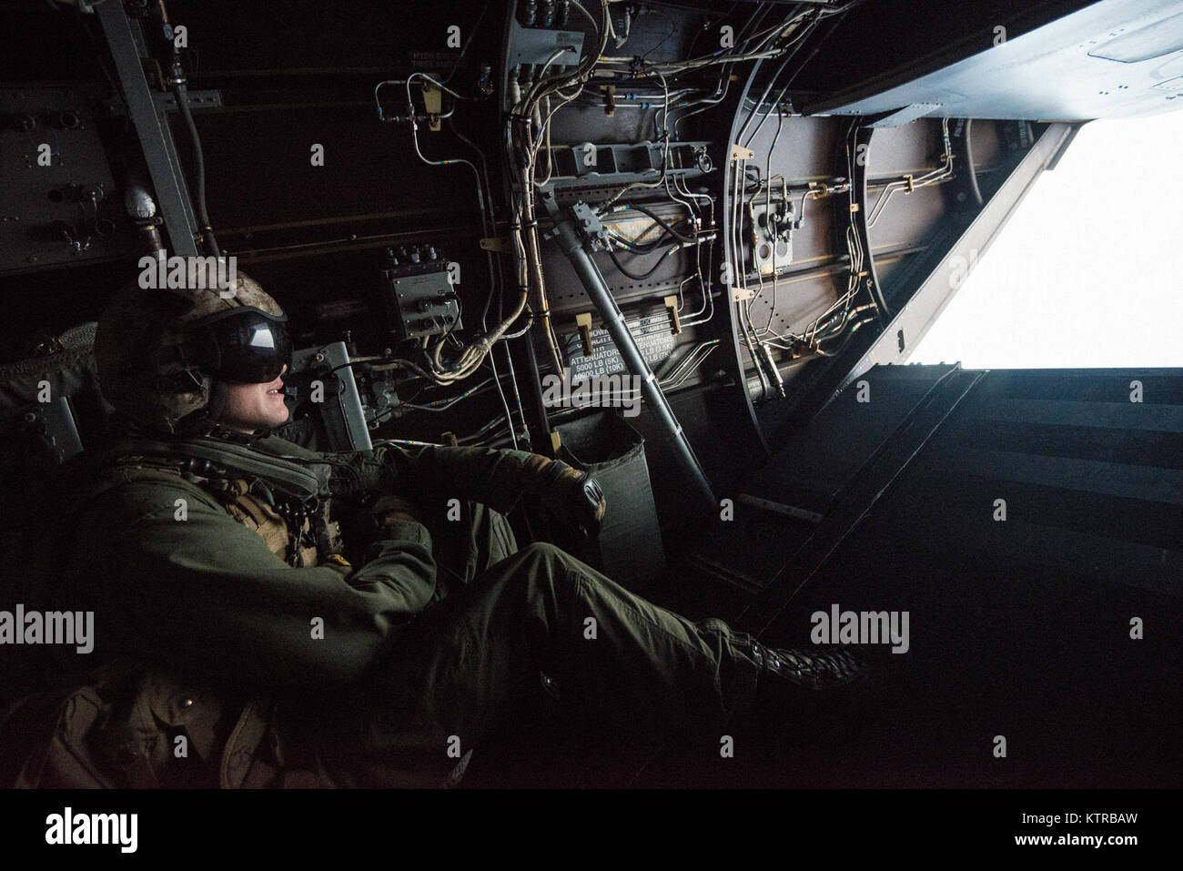 Le sergent J.P Schmotter, un membre de VMM-268 donne sur l'arrière d'un V-22 Osprey tilt-rotor avion volant à partir de la Base du Corps des Marines à l'Hawaii Barking Sands Missile Range Installation dans Kuaui, le 9 mars 2017. Photo de la Garde nationale américaine par le sergent. Christopher S. Muncy Banque D'Images
