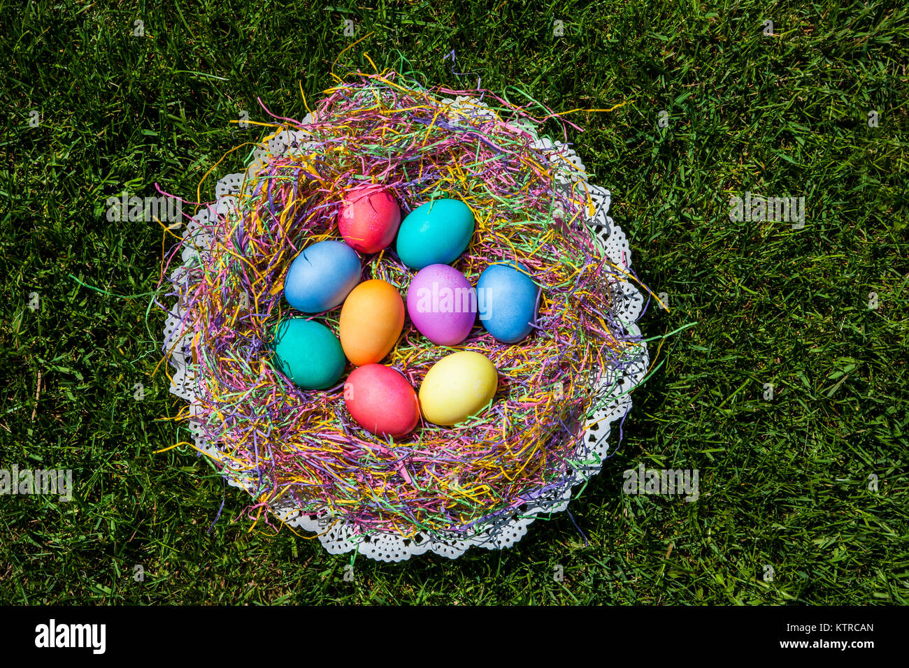 Œufs de Pâques colorés dans un panier, New Jersey, USA, NJ images Spring couronne concept Banque D'Images
