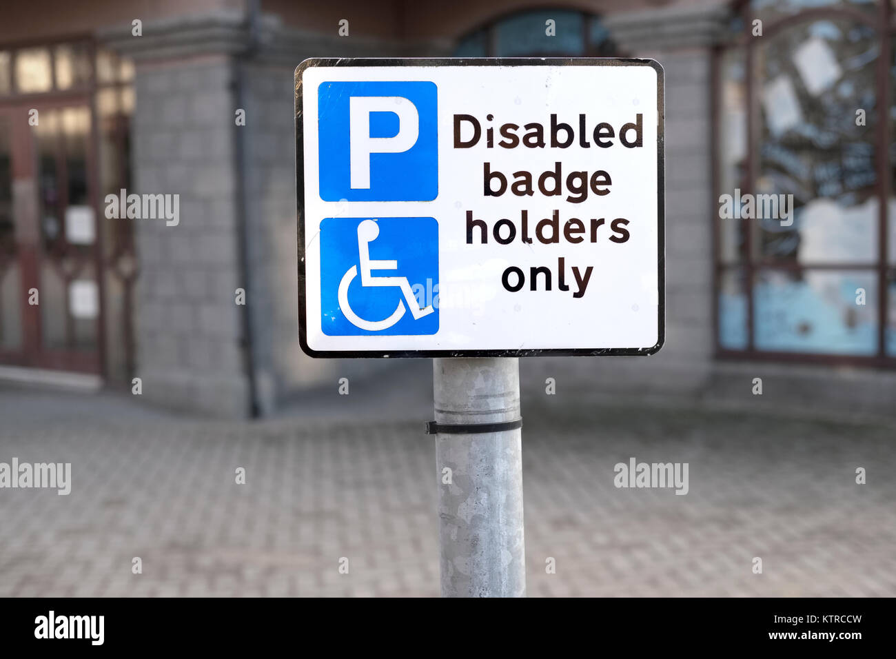 Mobilité chauffeur porte seul signe au grand parking centré Banque D'Images