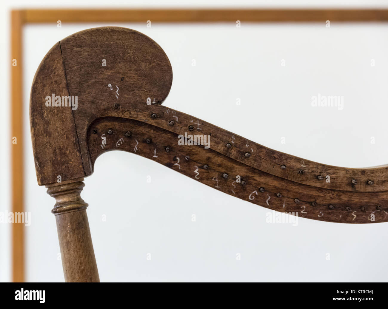 Détail supérieur d'une ancienne harpe avec échelle numérique. Banque D'Images