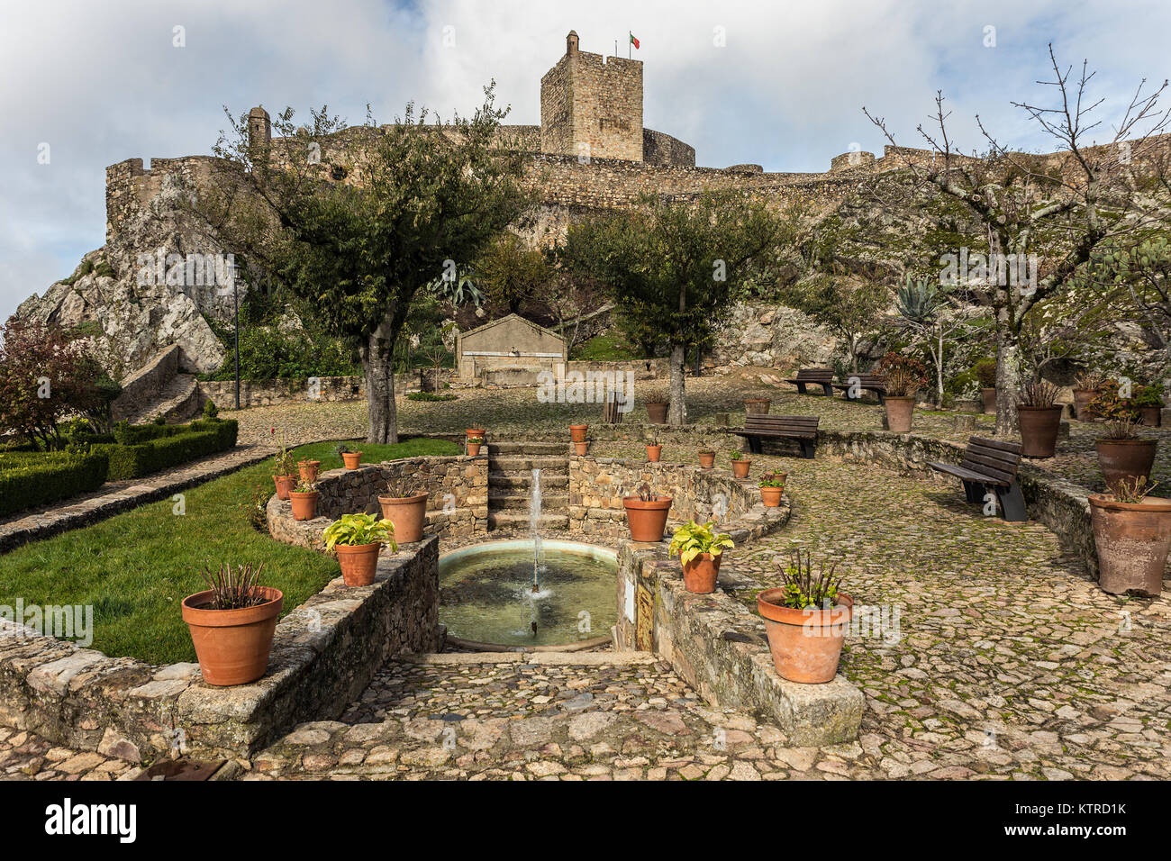 Parc public avec fontaine et château médiéval dans l'arrière-plan. Marvao. Le Portugal. Banque D'Images