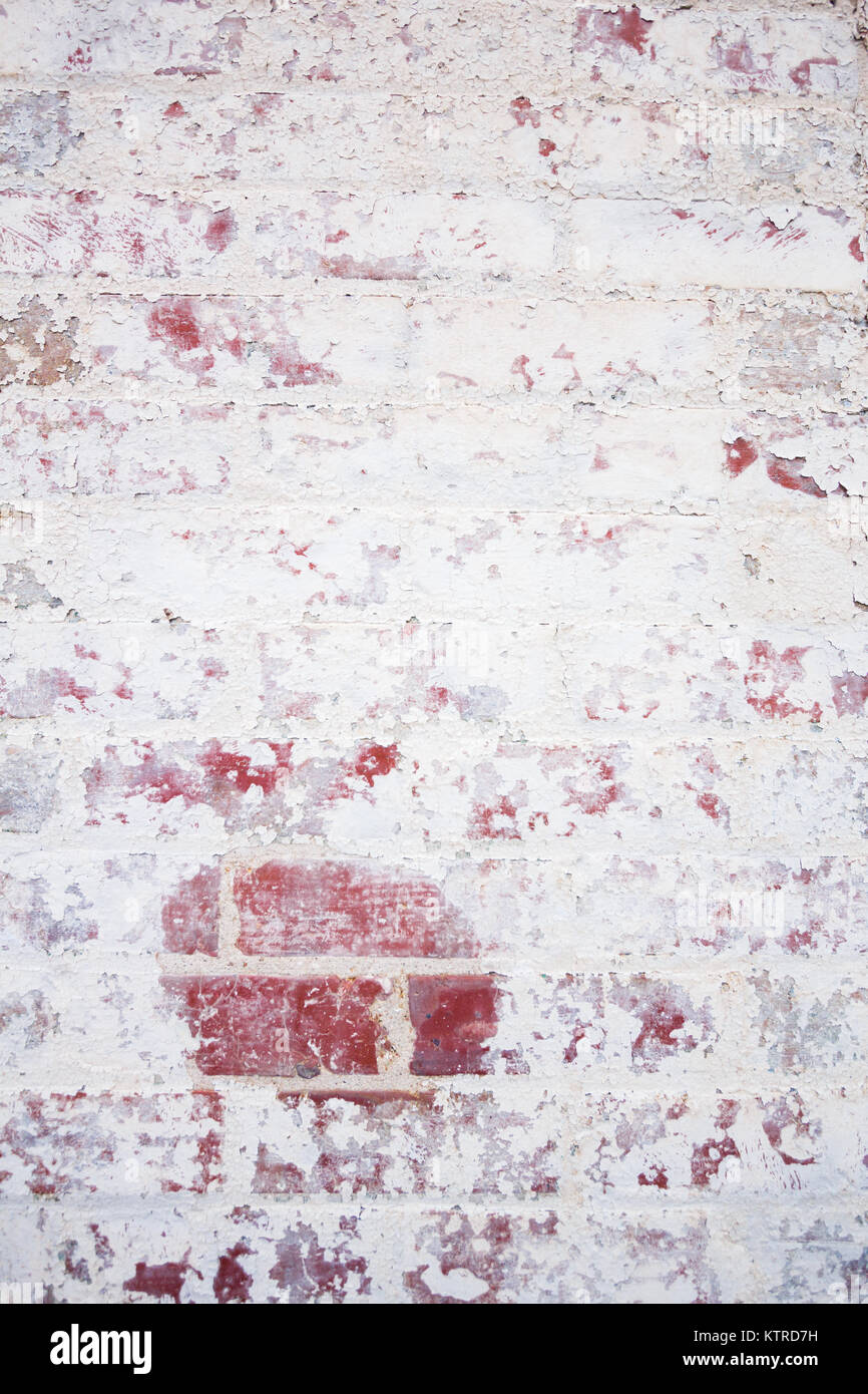 Ancien, peint mur de brique rouge pour le fond Banque D'Images