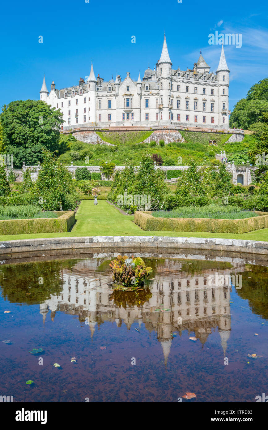 Dunrobin Castle dans une journée ensoleillée, Sutherland, comté de l'Écosse. Banque D'Images