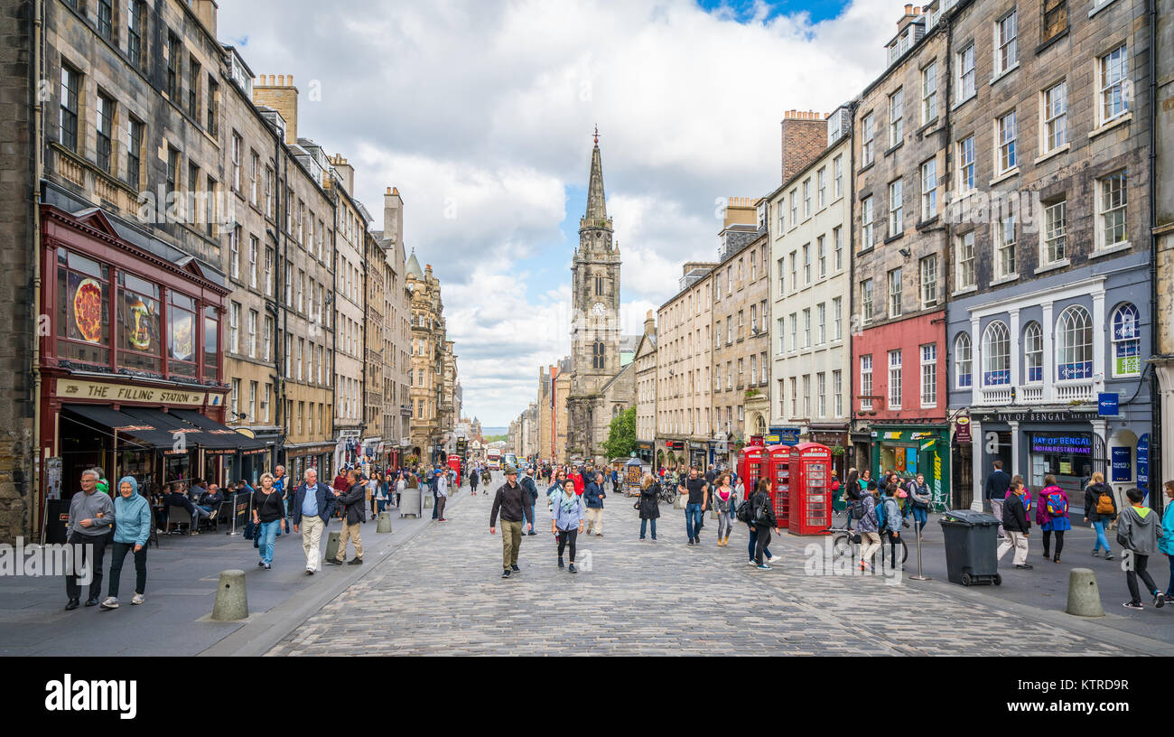 Le célèbre Royal Mile à Édimbourg par un après-midi d'été, de l'Écosse. Banque D'Images