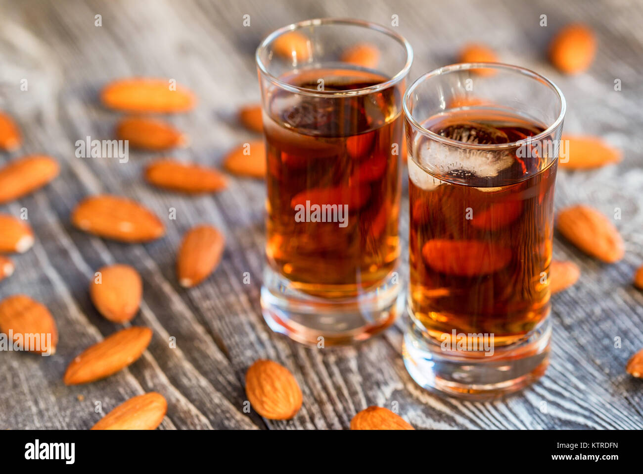 L'Italien amaretto liqueur aux amandes à sec Banque D'Images