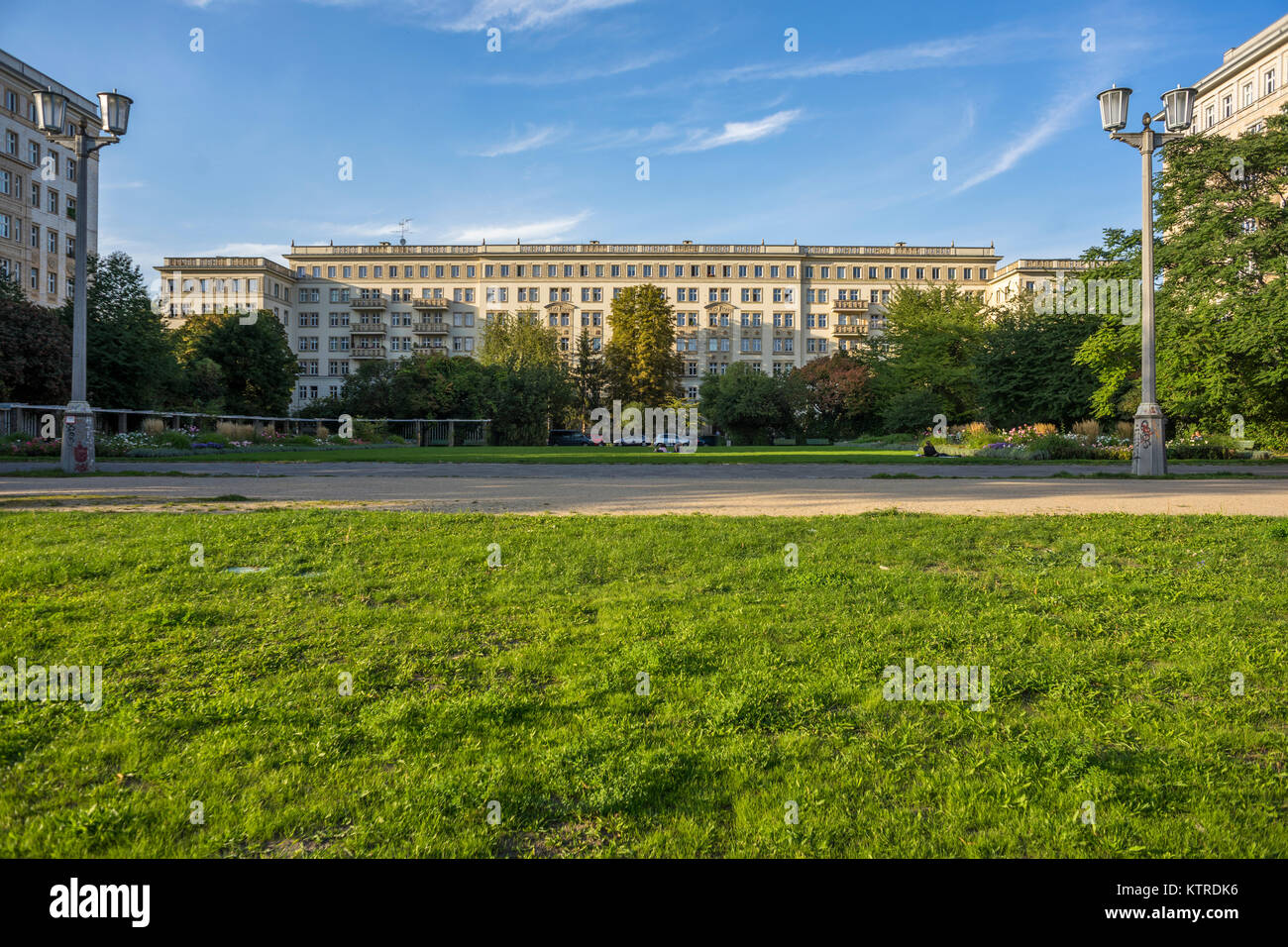 Les gens marcher sur la Karl-Marx-Allee et profiter du beau temps, Berlin 2017. Banque D'Images