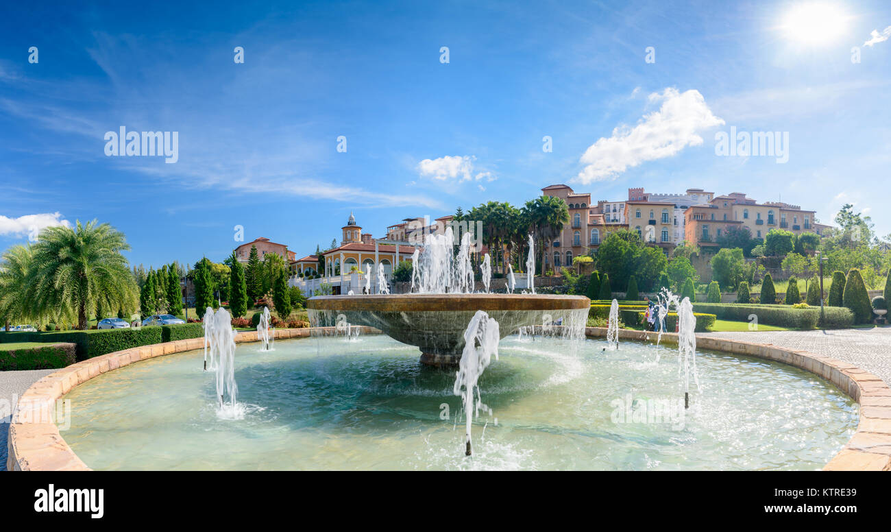 NAKHON Ratchasima, Thaïlande, le 24 décembre 2017 : grande fontaine amd Toscana valley town square italie style décoration sur arrière-plan, r résident Banque D'Images