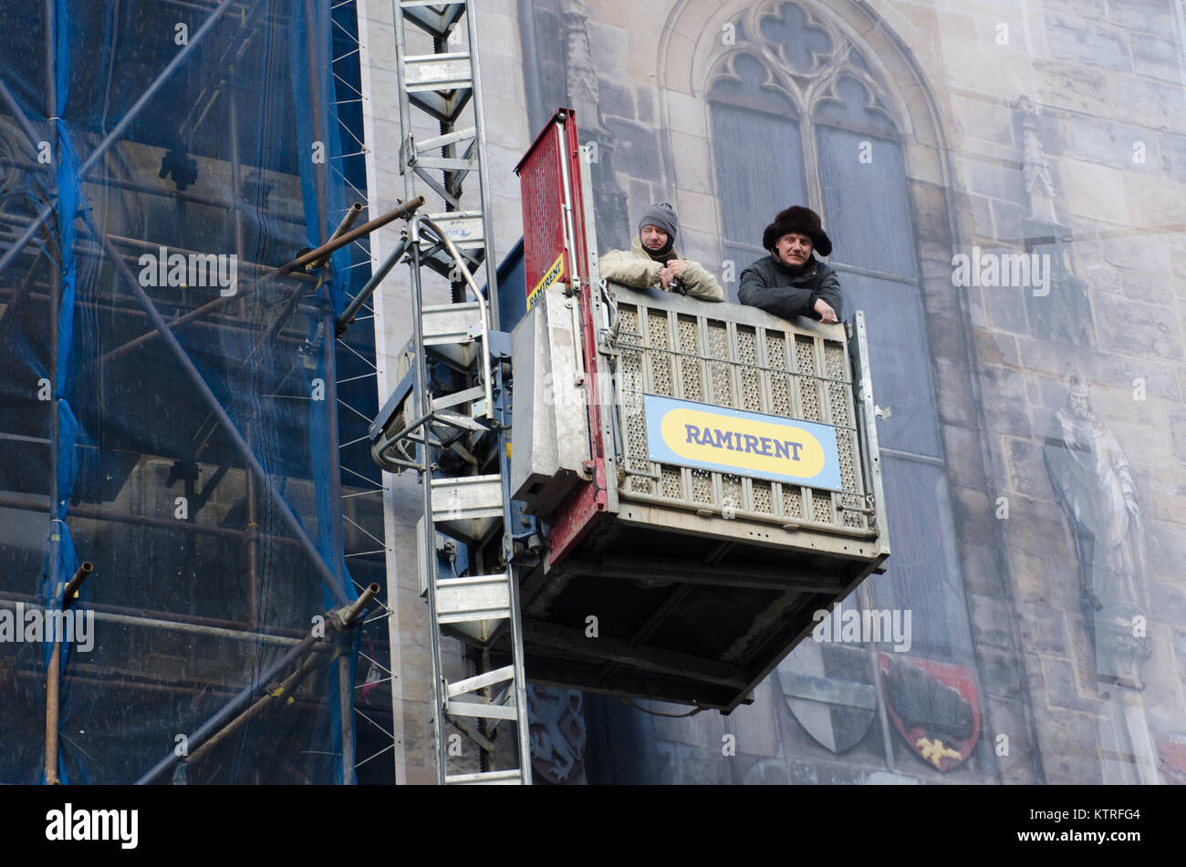 Prague République tchèque -5 décembre 2017 : Ouvriers la restauration de bâtiment ancien Prague Banque D'Images