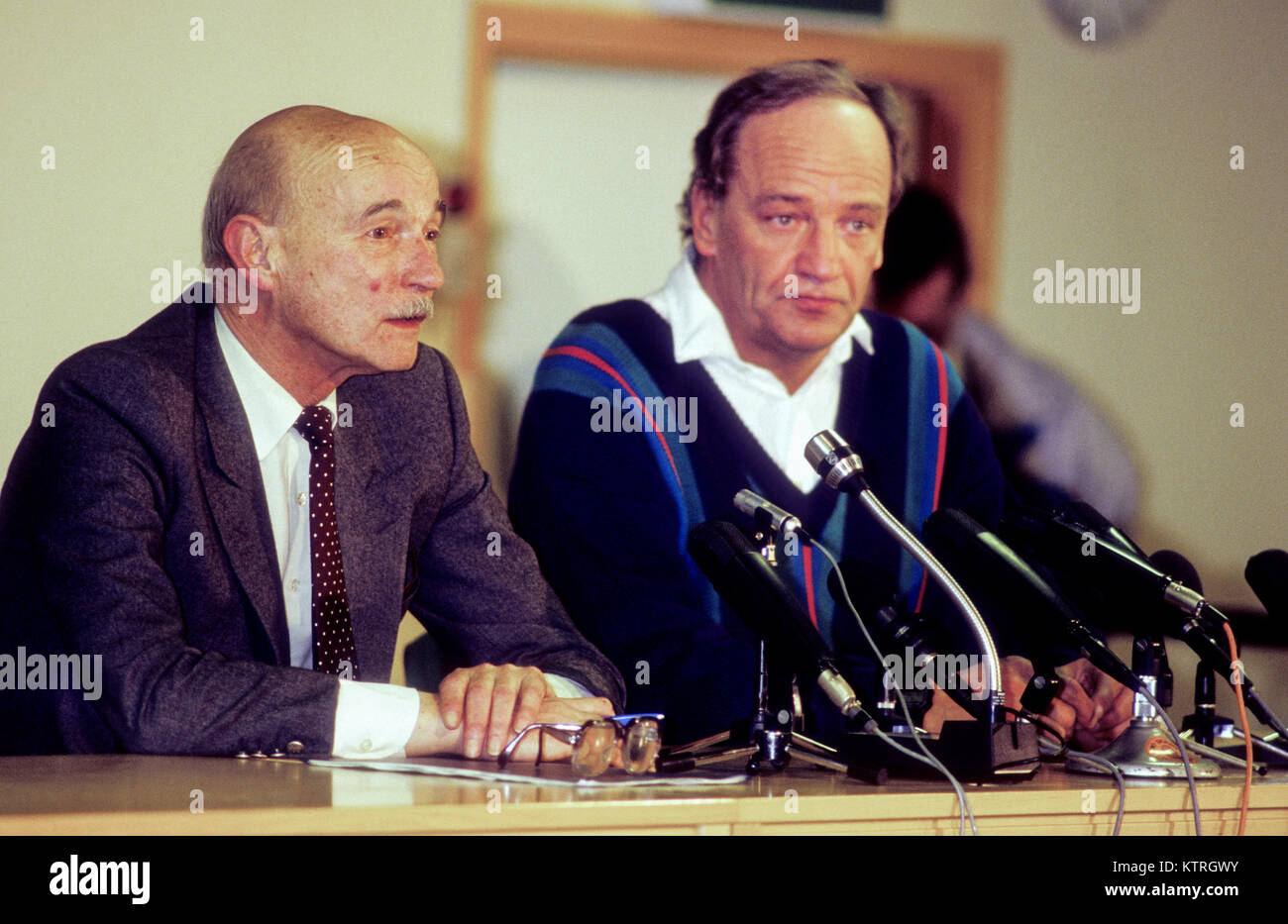 CLAES ZEIME Procureur en chef de la police de Stockholm Hans Holmer lors d'une conférence de presse après l'assassinat du Premier ministre suédois Olof Palme Februari 28 Banque D'Images