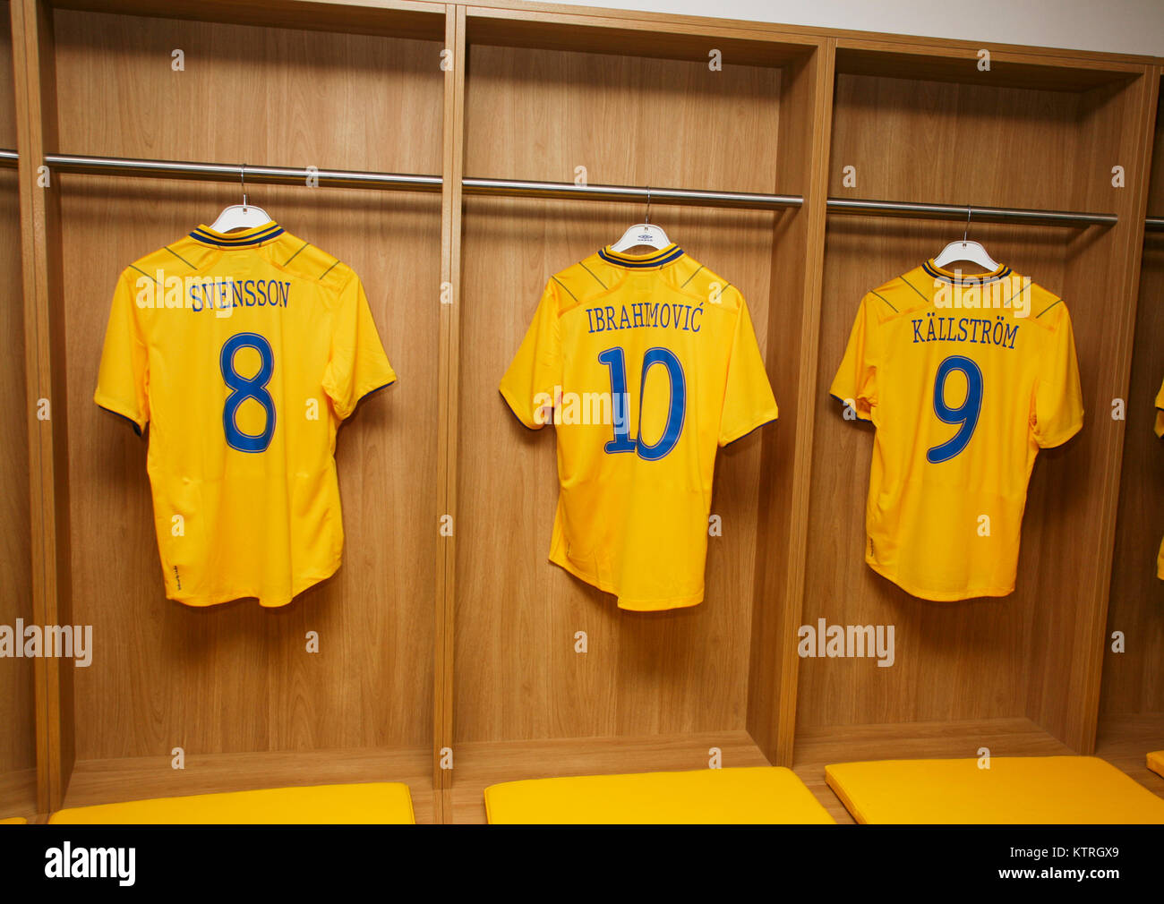 Ballons de football suédois suédois trois étoiles shirts traîner dans les vestiaires après avoir terminé leur carrière dans l'équipe nationale Banque D'Images