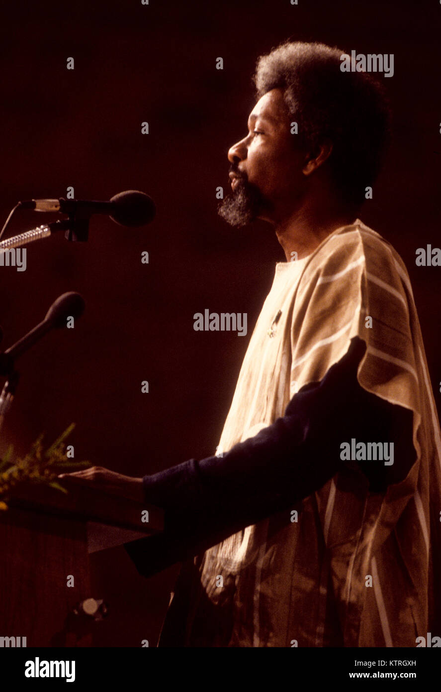L'auteur Nigérian Wole Soyinka et reçoit le Prix Nobel de littérature 1986 l'image de son discours d'acceptation pendant le Prix Nobel le dîner Banque D'Images