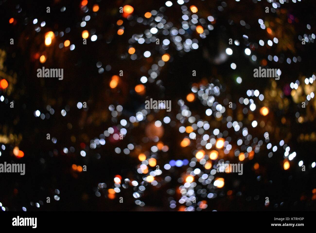 Lumières sur un flou d'arbre de Noël en Belgique, Bruxelles Banque D'Images