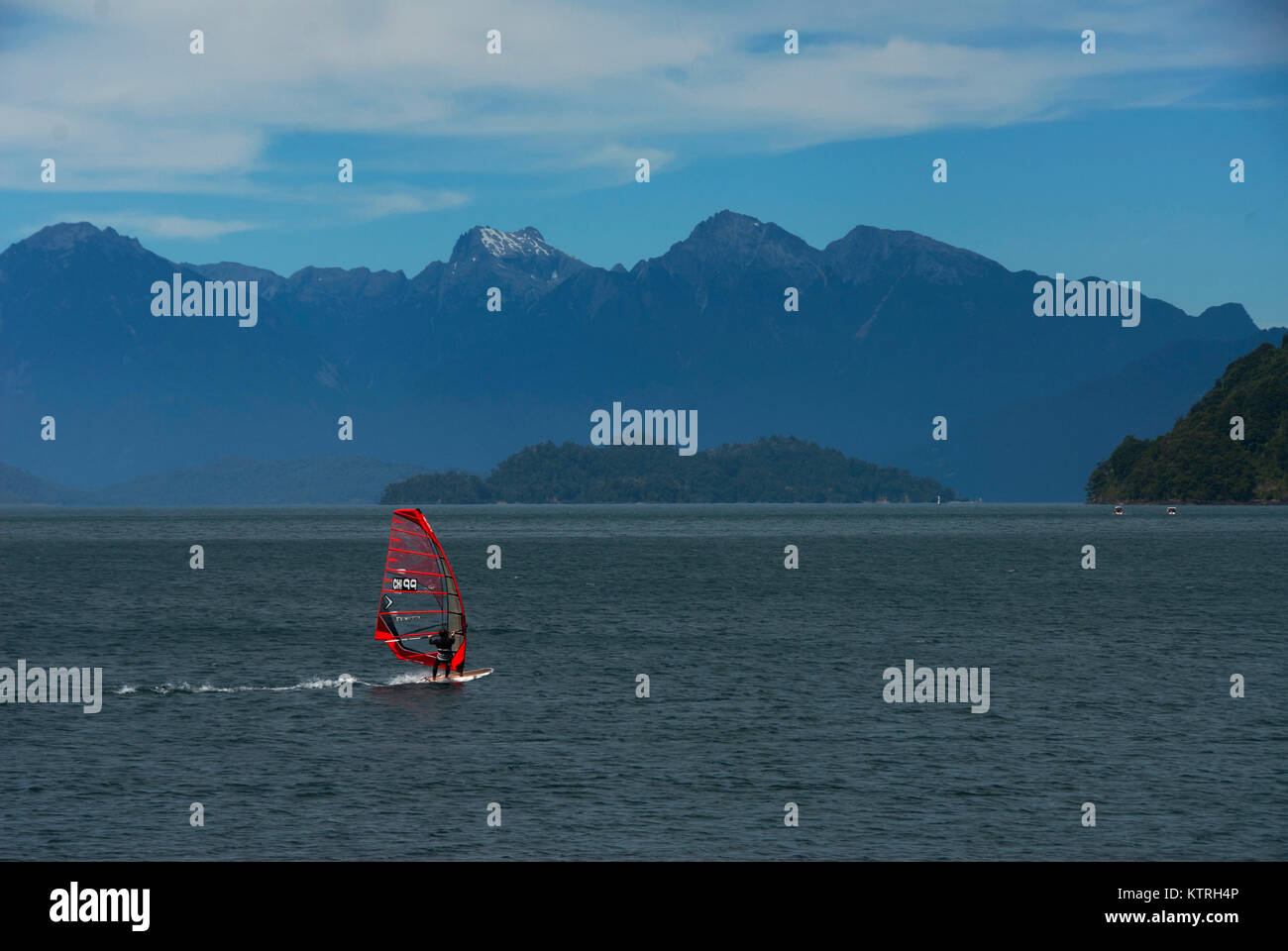 Planche à voile au lac de montagne Photo Stock - Alamy