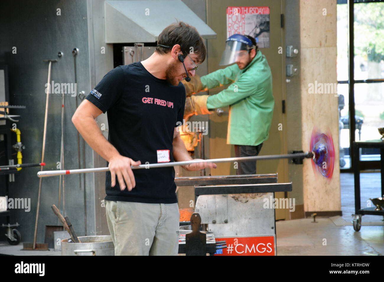 Une démonstration de soufflage du verre dans le verre Studio au Chrysler Museum of Art à Norfolk en Virginie Banque D'Images