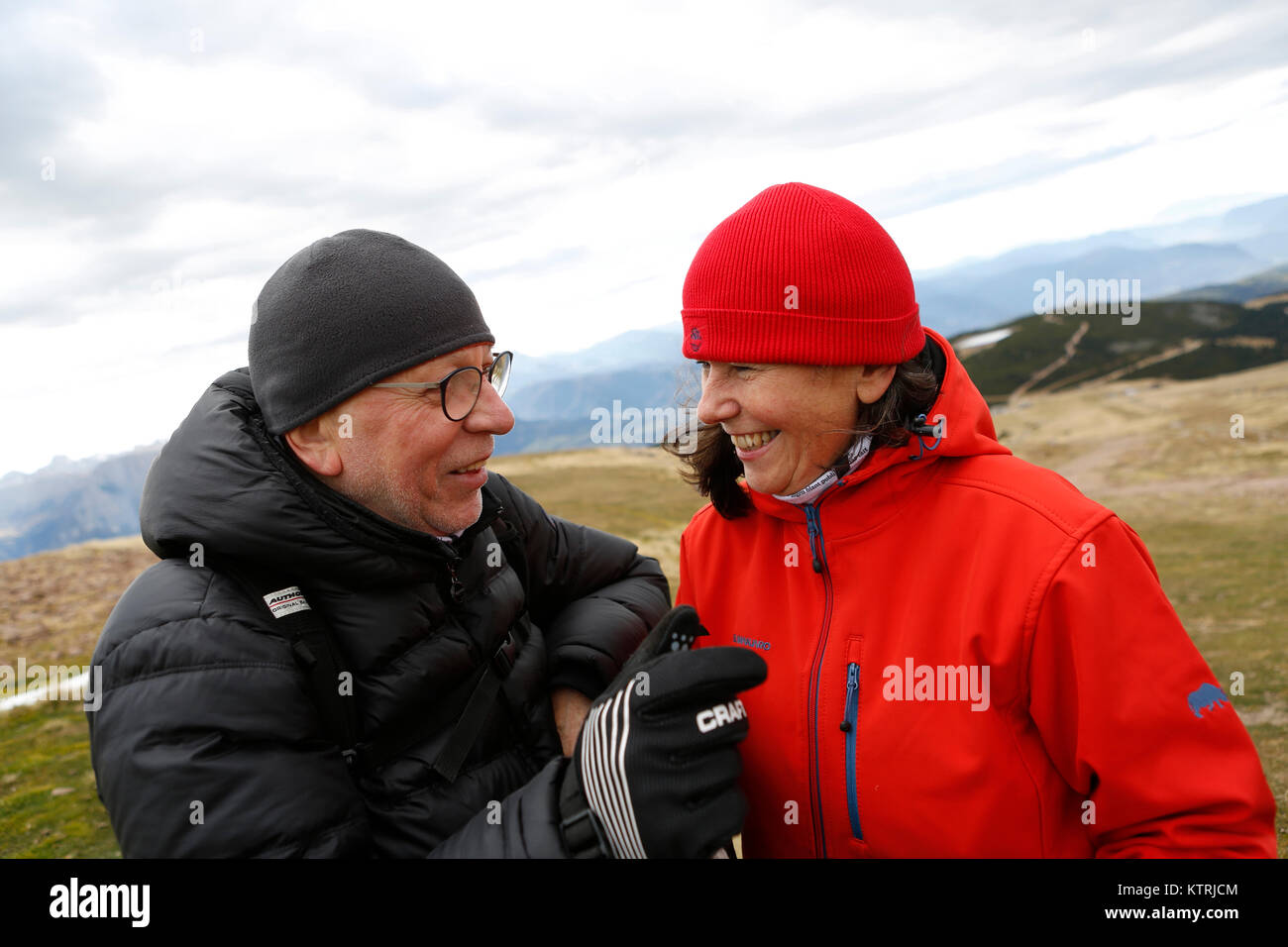 Homme, Femme, couple, 57 ans, 70 ans, excursion, pro de l'âge, l'automne, les vacances, l'âge moyen, excursion, sourire, le tourisme alpin, activ Banque D'Images