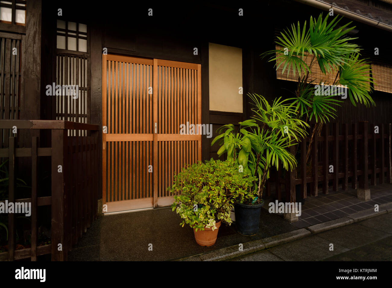 Maison de Thé Japonaise à Kyoto Gion, construite dans un mélange de moderne et de style architectural traditionnel, extérieur décoré de plantes exotiques en pot. Dis Gion Banque D'Images