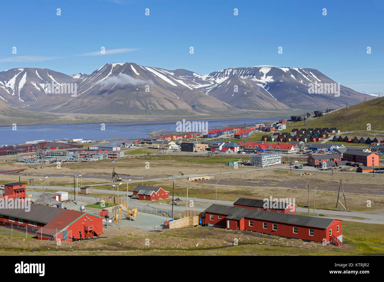 Vue sur la ville en été, Longyearbyen Svalbard Spitzberg / Banque D'Images