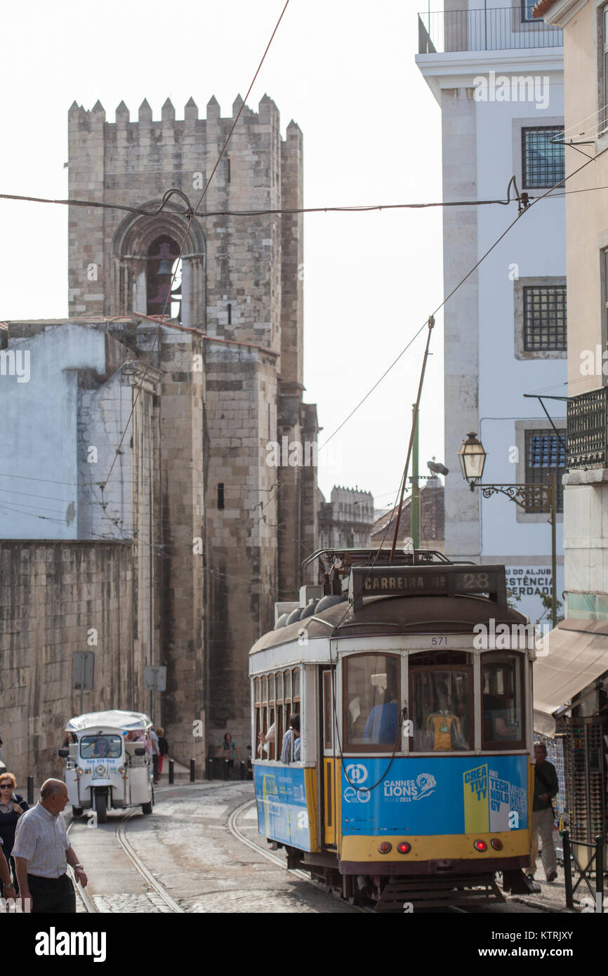Kathedrale se mit der en tram' Alfama, Lisboa, Portugal Je Kathedral Se» avec de vieux tramways Banque D'Images