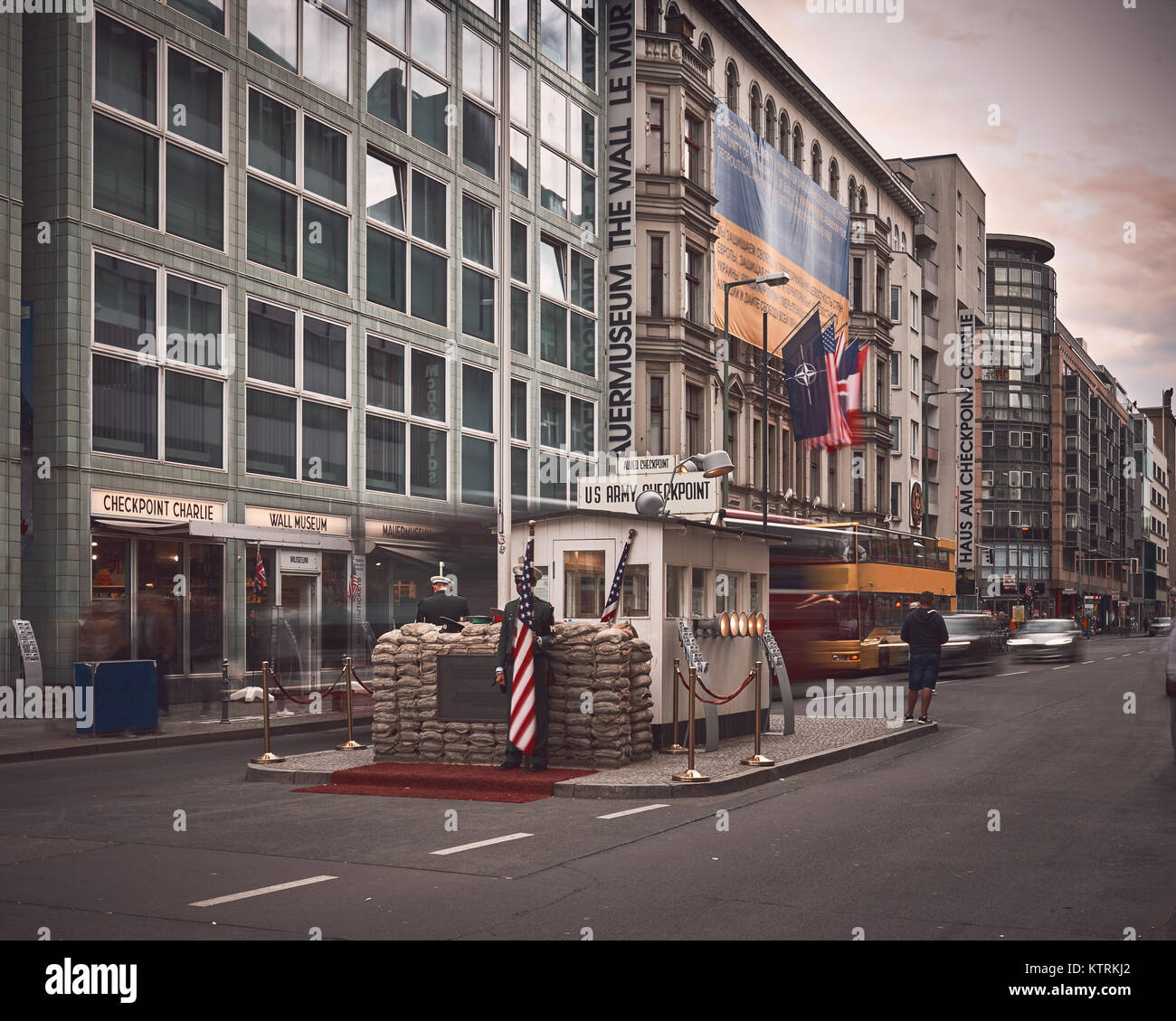 Berlin, Allemagne, 11 Septembre 2017 / Checkpoint Charlie sur un jour nuageux Banque D'Images