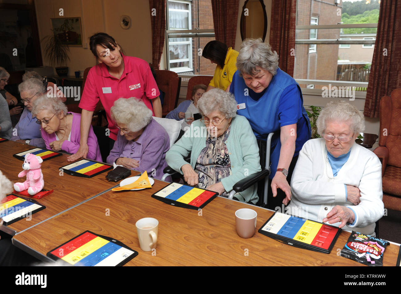 Soins aux personnes âgées Accueil Citoyens jouent au bingo Banque D'Images