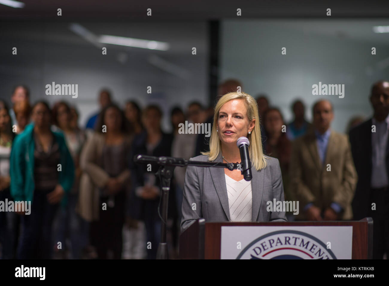 Le Secrétaire à la sécurité intérieure américain Kirstjen Nielsen parle au cours de conférence de presse sur les efforts de secours après l'Ouragan Maria au champ mixte le 19 Décembre 2017 Bureau à San Juan, Porto Rico. Banque D'Images