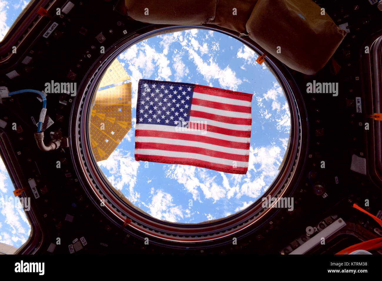 Drapeau américain dans l'une des fenêtres de la coupole de la Station spatiale internationale Banque D'Images