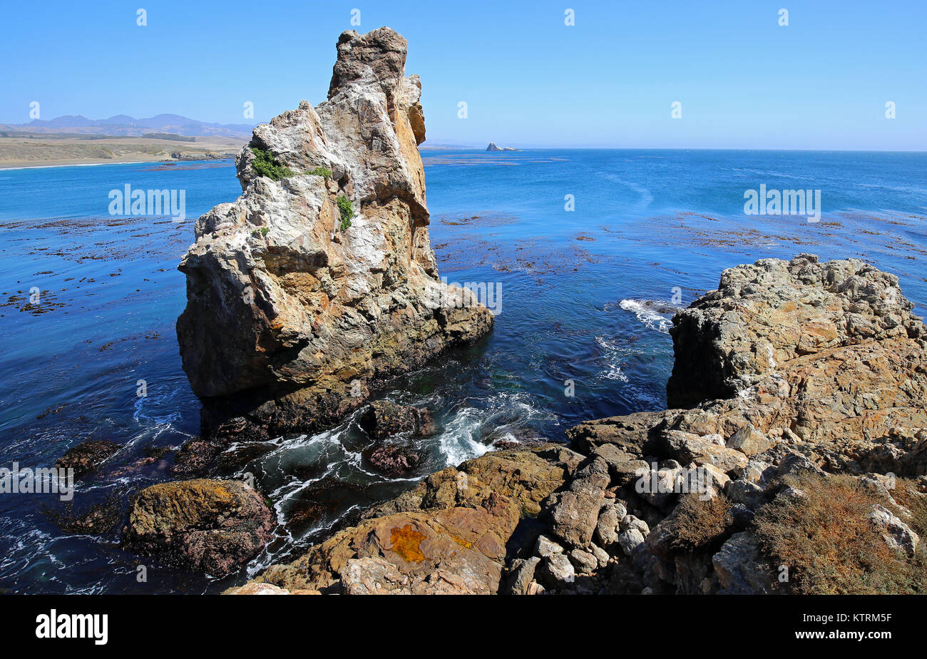 Accidents de vagues contre les rochers sur la rive de la station de phare de Piedras Blancas zone naturelle exceptionnelle, le 15 septembre 2016 près de San Simeon, en Californie. Banque D'Images
