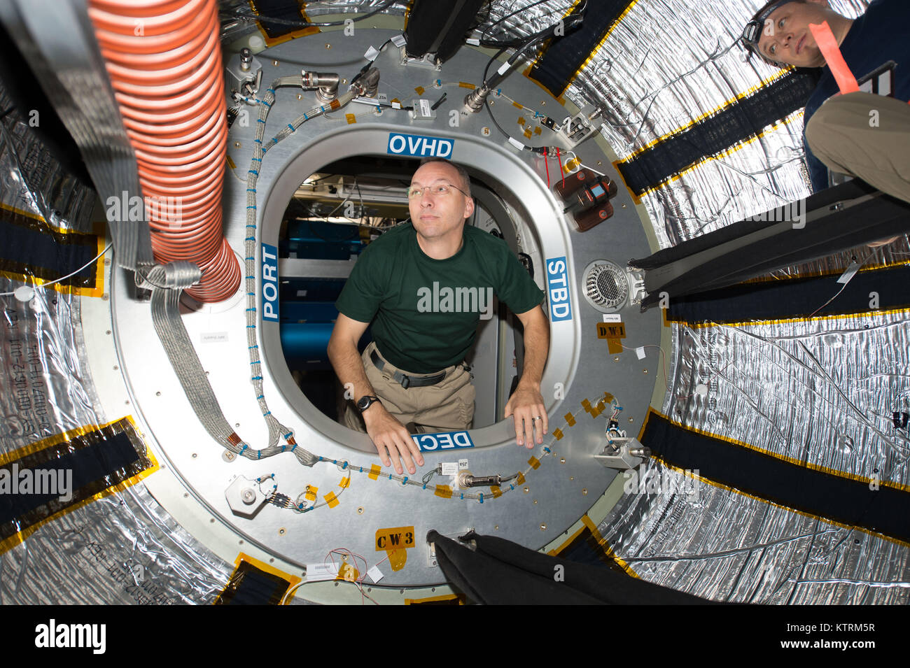 L'astronaute de la NASA Randy Bresnik regarde par la trappe de la Station spatiale internationale, Bigelow Aerospace extensible Module (ROUTE) le 31 juillet 2017. Le faisceau est un module extensible expérimental un peu plus à mi-chemin dans son projet de démonstration de deux ans sur la station spatiale. Banque D'Images