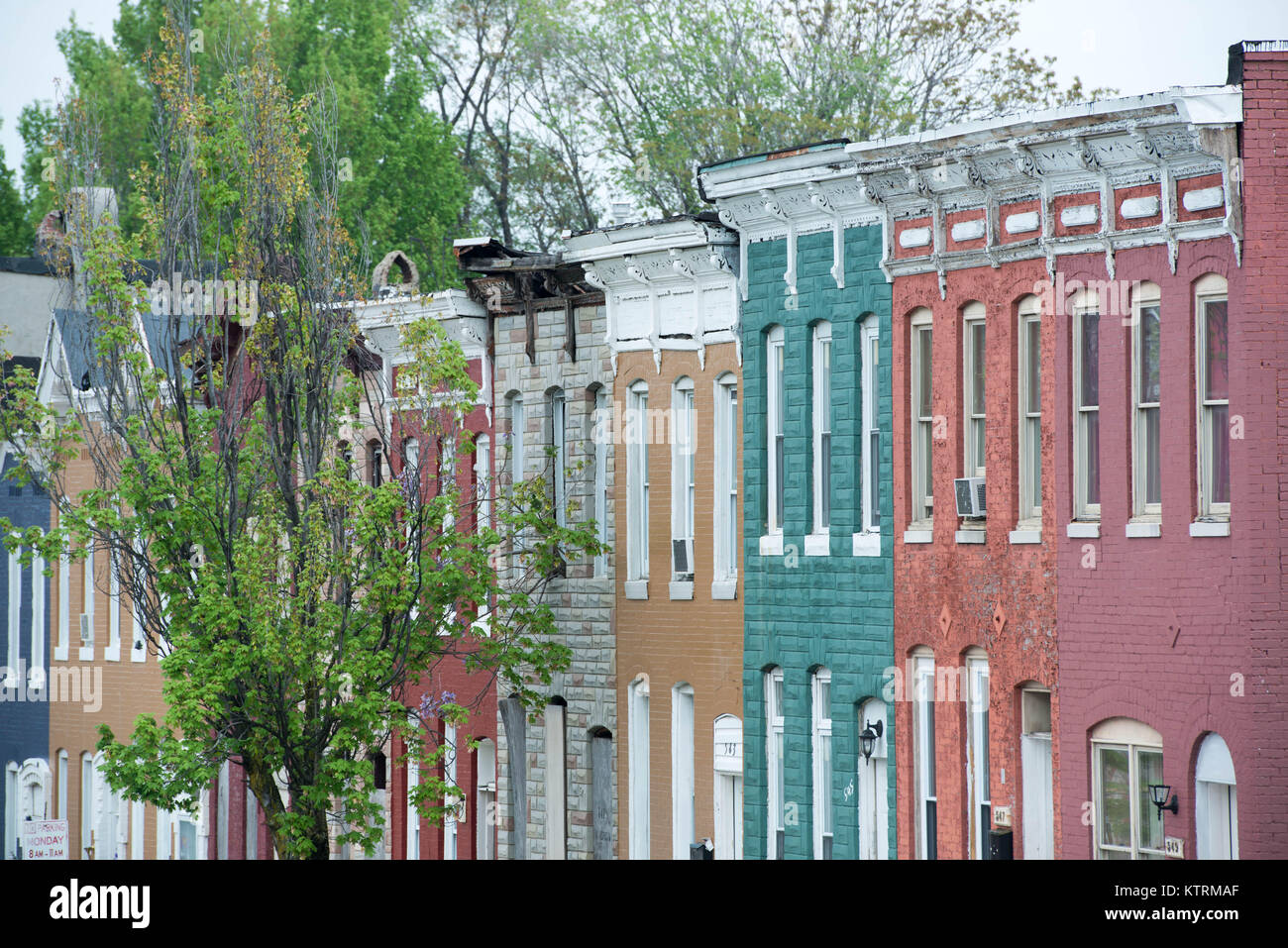 Maisons colorées sur Pennsylvania Avenue dans la ville de Baltimore, MD Banque D'Images