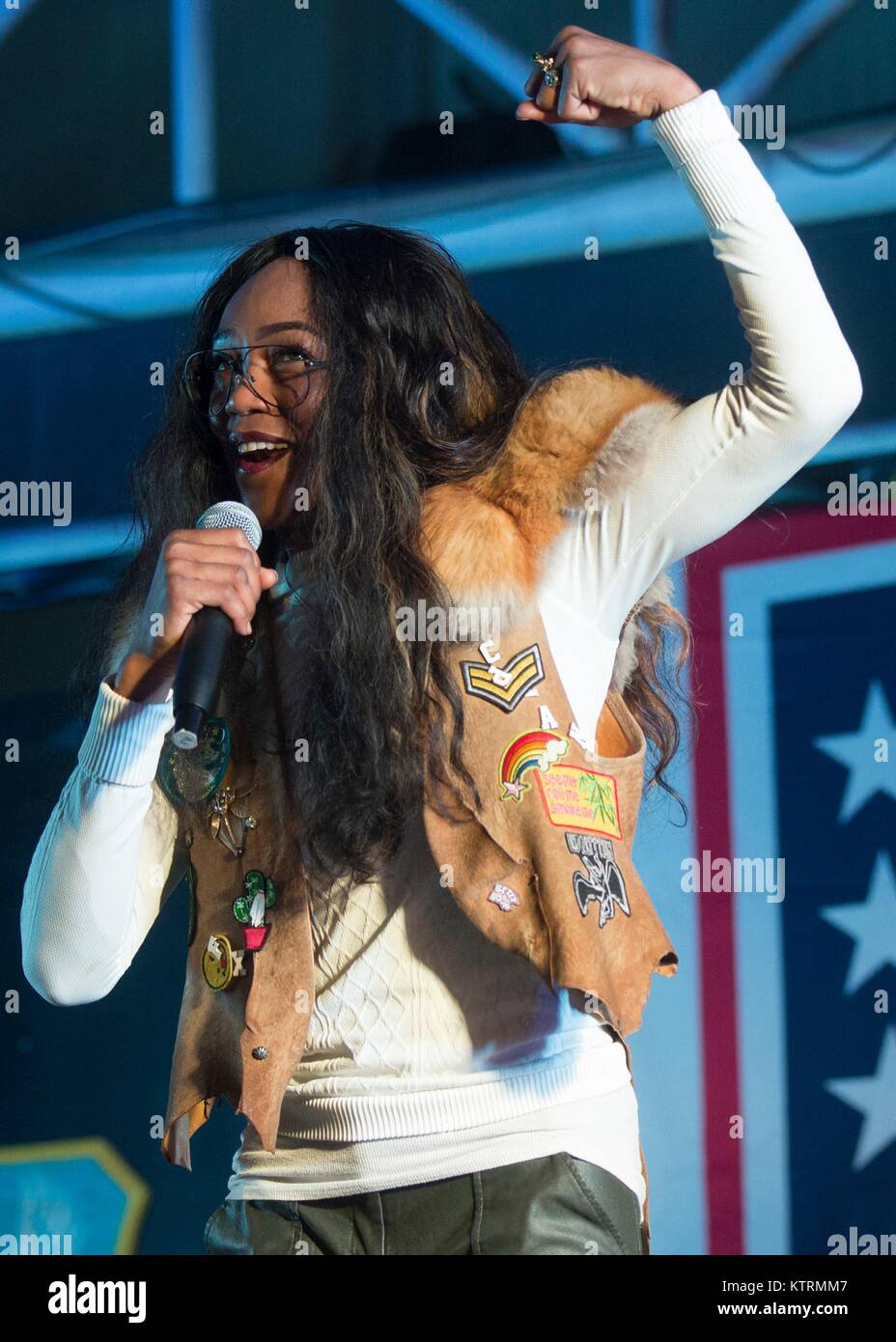 World Wrestling Entertainment (WWE) wrestler Alicia Fox effectue pour les soldats américains au cours de la maison de l'USO Tour à la base aérienne d'Al Dhafra, 22 décembre 2017 près de Abu Dhabi, Emirats Arabes Unis. Banque D'Images