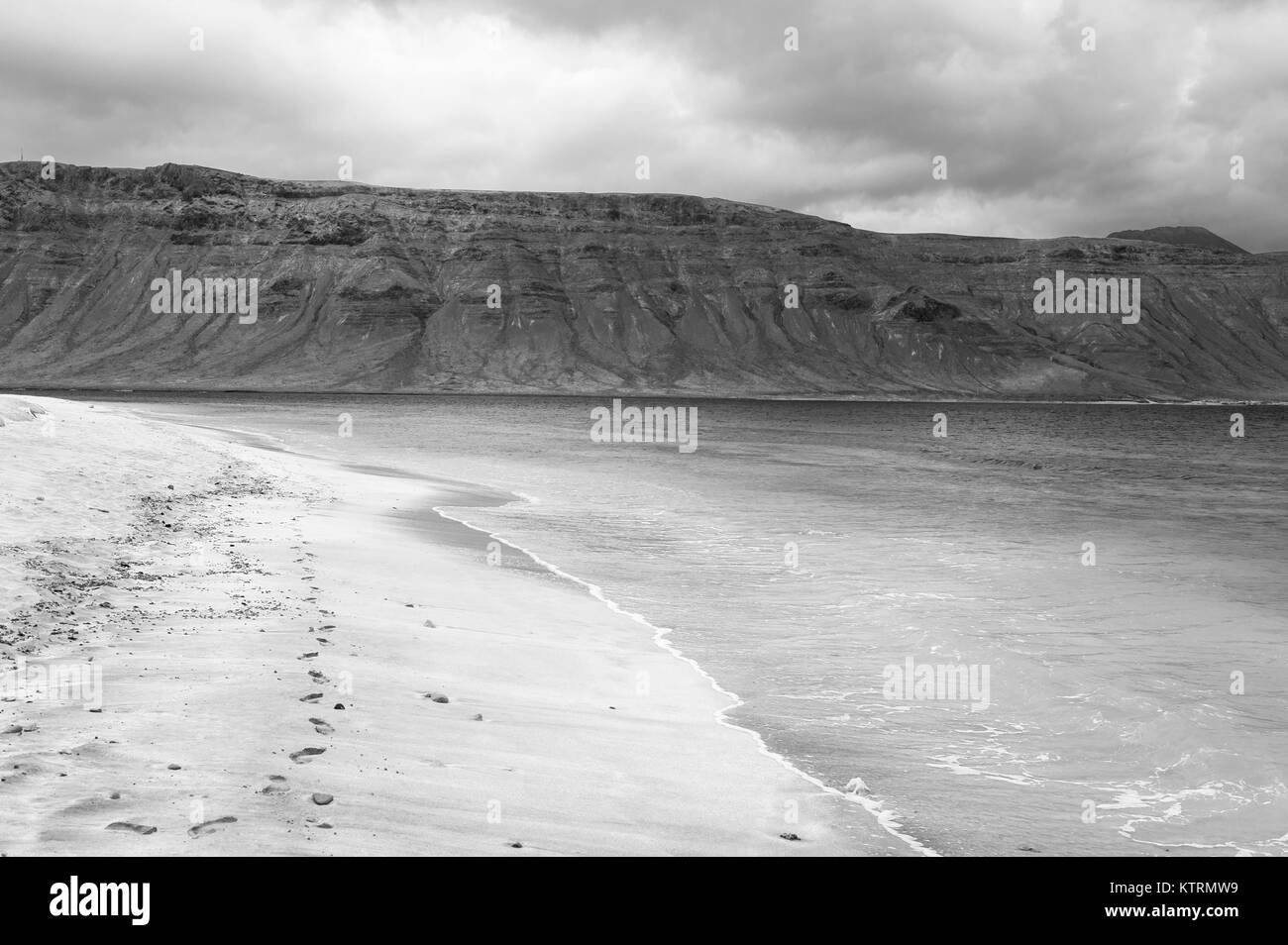 Avis de Lanzarote à partir de la plage près de Caleta de Sebo, La Graciosa, l'archipel de Chinijo, îles de Canaries, Espagne Banque D'Images Avis de Lanzarote à partir de la plage près de Caleta de Sebo, La Graciosa, l'archipel de Chinijo, îles de Canaries, Espagne Banque D'Images
