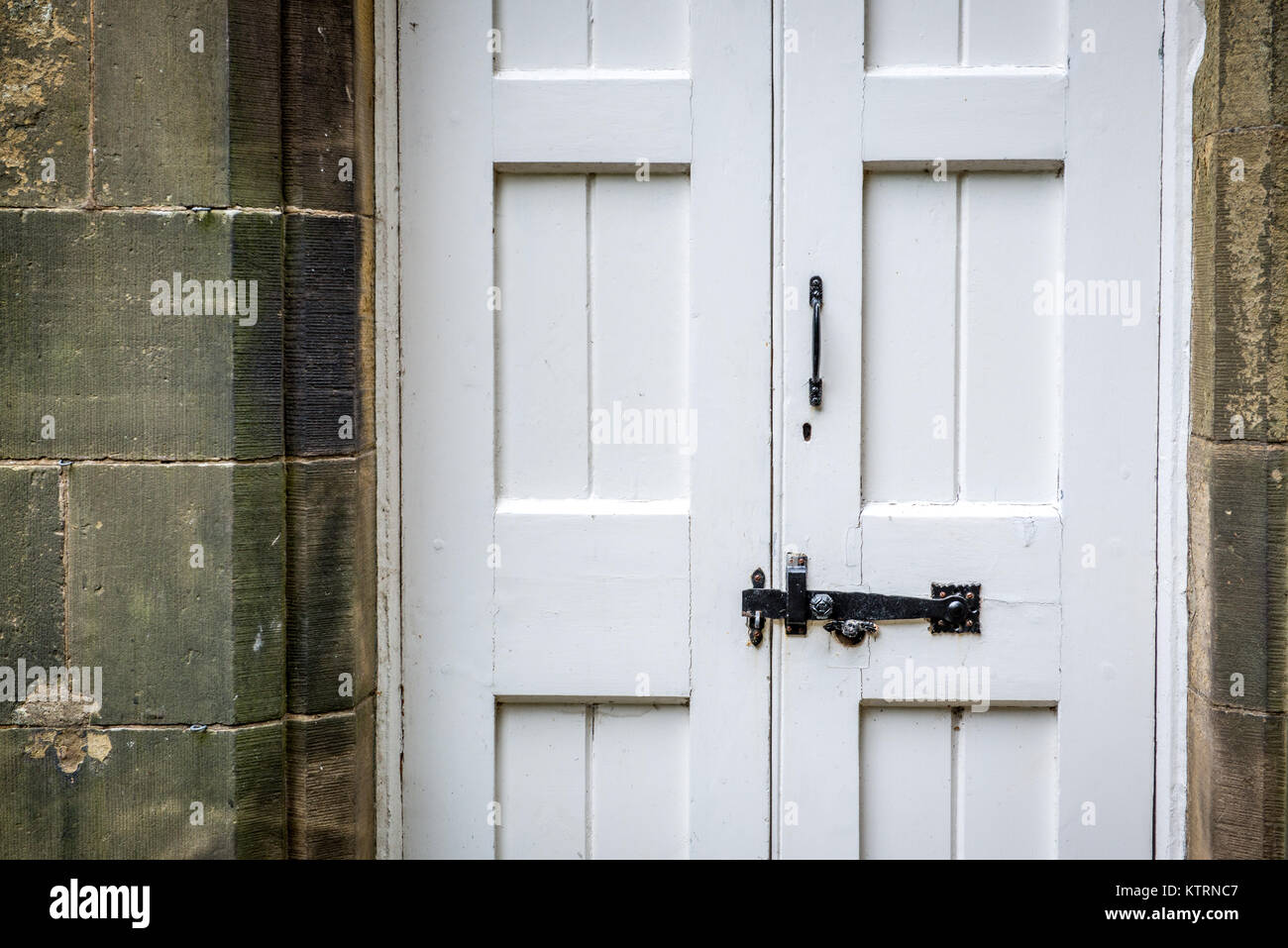 Porte en bois blanc à Bronte accueil à Haworth, West Yorkshire, Angleterre Banque D'Images