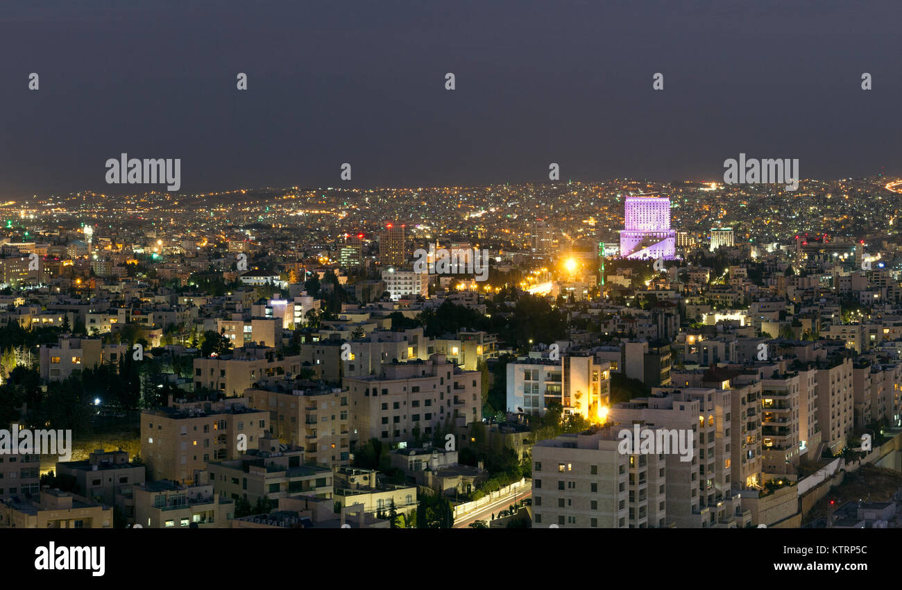 Vue sur les montagnes d'Amman et les bâtiments modernes de nuit Banque D'Images