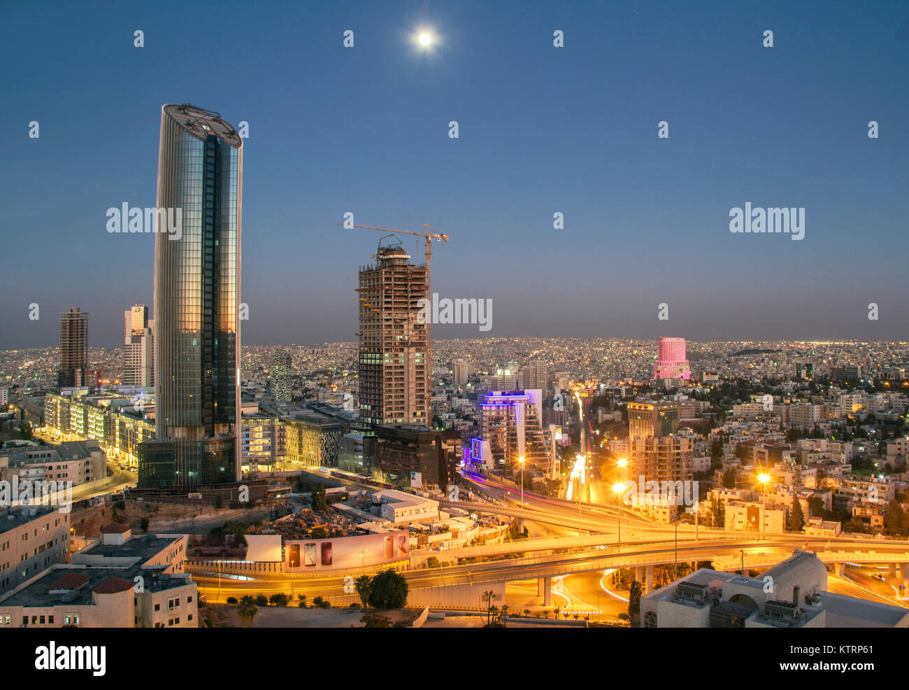 Vue supérieure du nouveau centre-ville d'Amman dans la nuit avec lune Banque D'Images