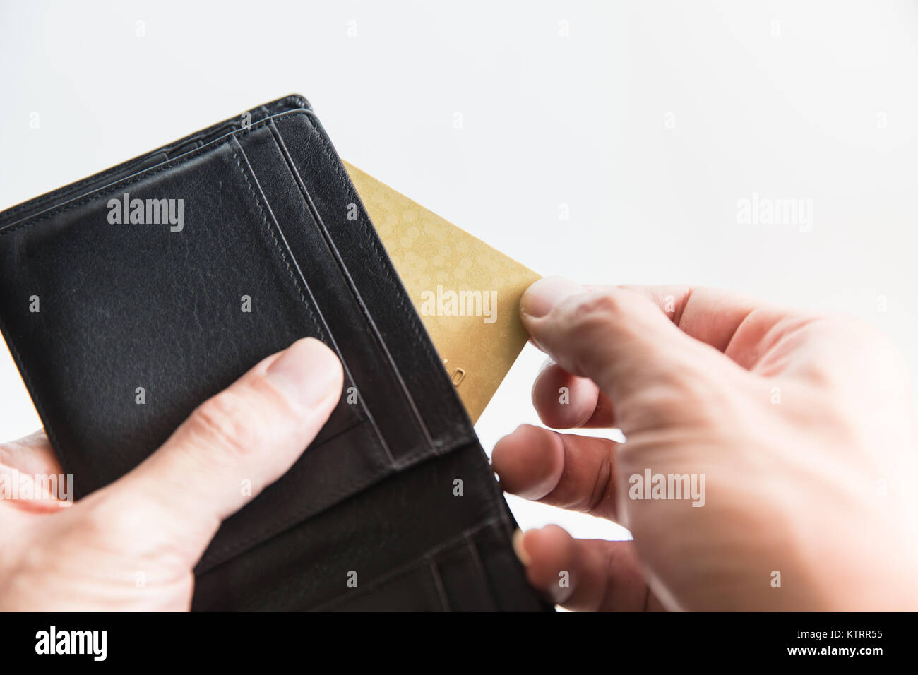 Tirer hors de la poche de carte plastique verser de l'argent en utilisant la carte de crédit du portefeuille de trésorerie sans Concept Banque D'Images