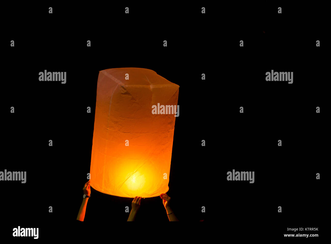 Les gens de presse lampe feu de papier qui s'élève au-dessus de nuit au festival de Loy Krathong en Thaïlande Banque D'Images