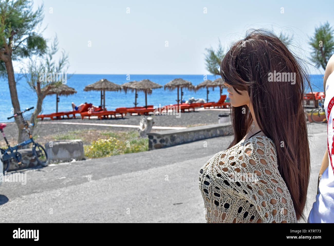 Les Mannequins sur l'affichage le long du front de mer de Perissa Santorini, Grèce Banque D'Images