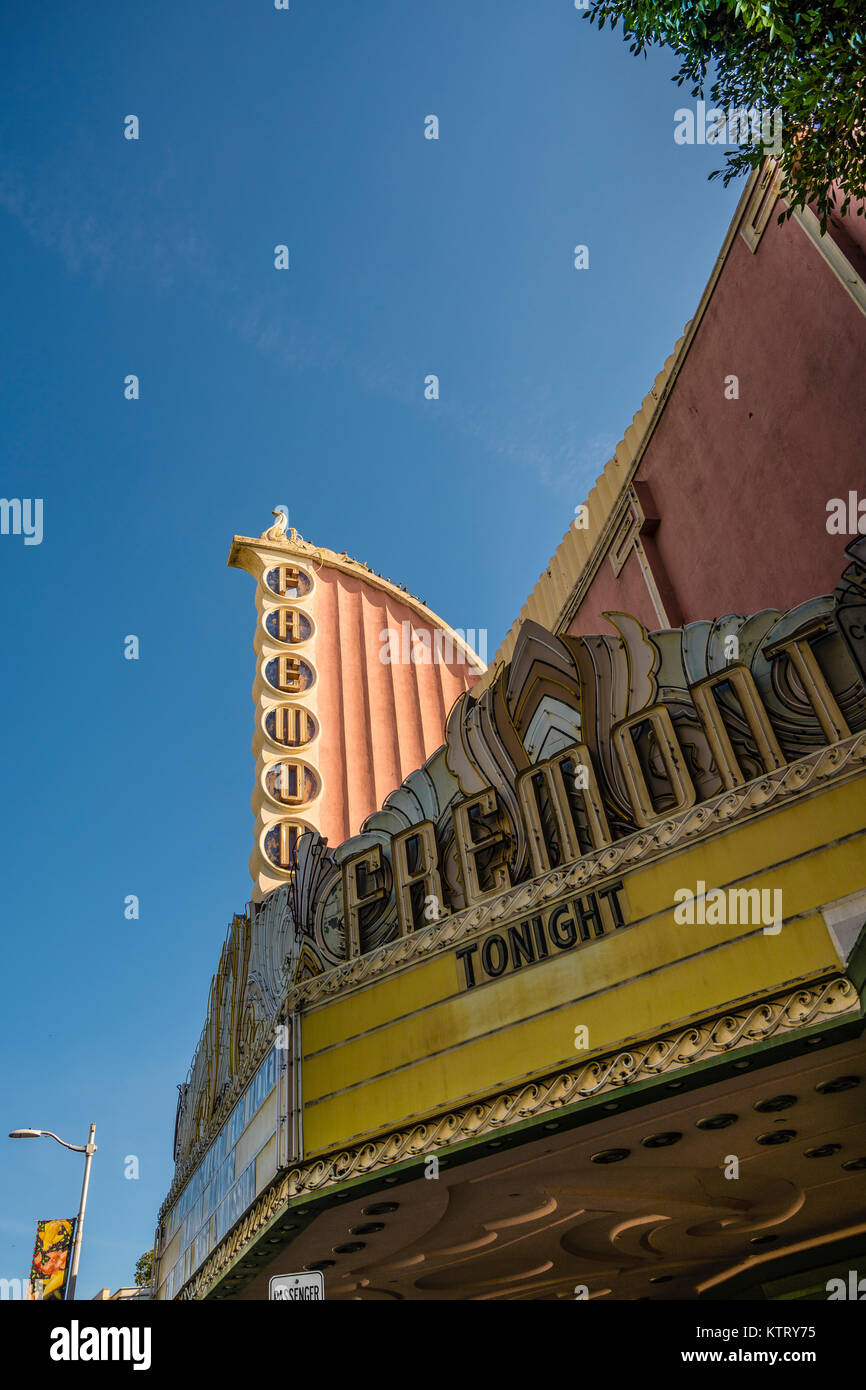 Le Fremont Theater est une salle de cinéma historique à San Luis Obispo, Californie aux États-Unis d'Amérique. Il est parmi les derniers Streamline Modern Banque D'Images