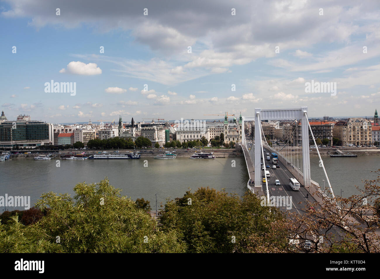 BUDAPEST - 18 septembre 2017 : Pont Elisabeth est le troisième pont le plus récent de Budapest, Hongrie, reliant Buda et Pest de l'autre côté de la rivière du Danube. Banque D'Images