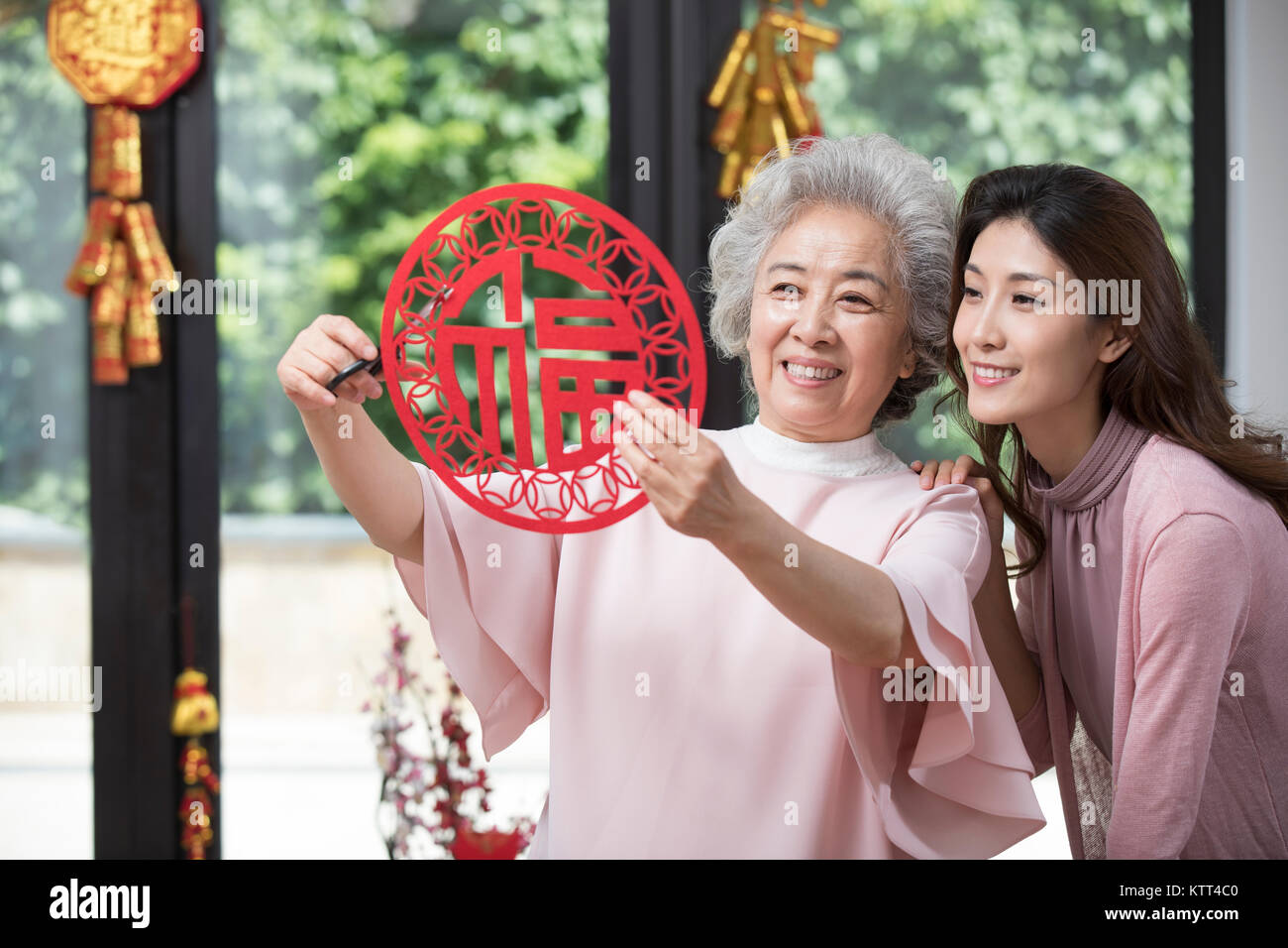 Mère et fille avec le Nouvel An chinois coupe-papier Banque D'Images